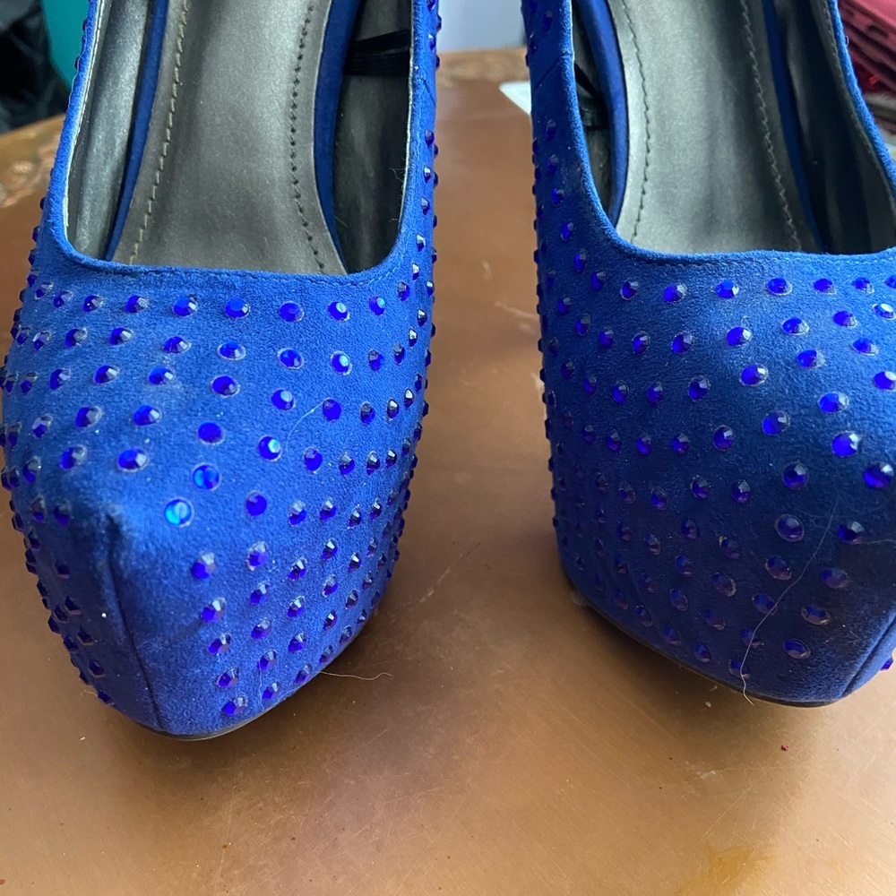 Shoes size 8